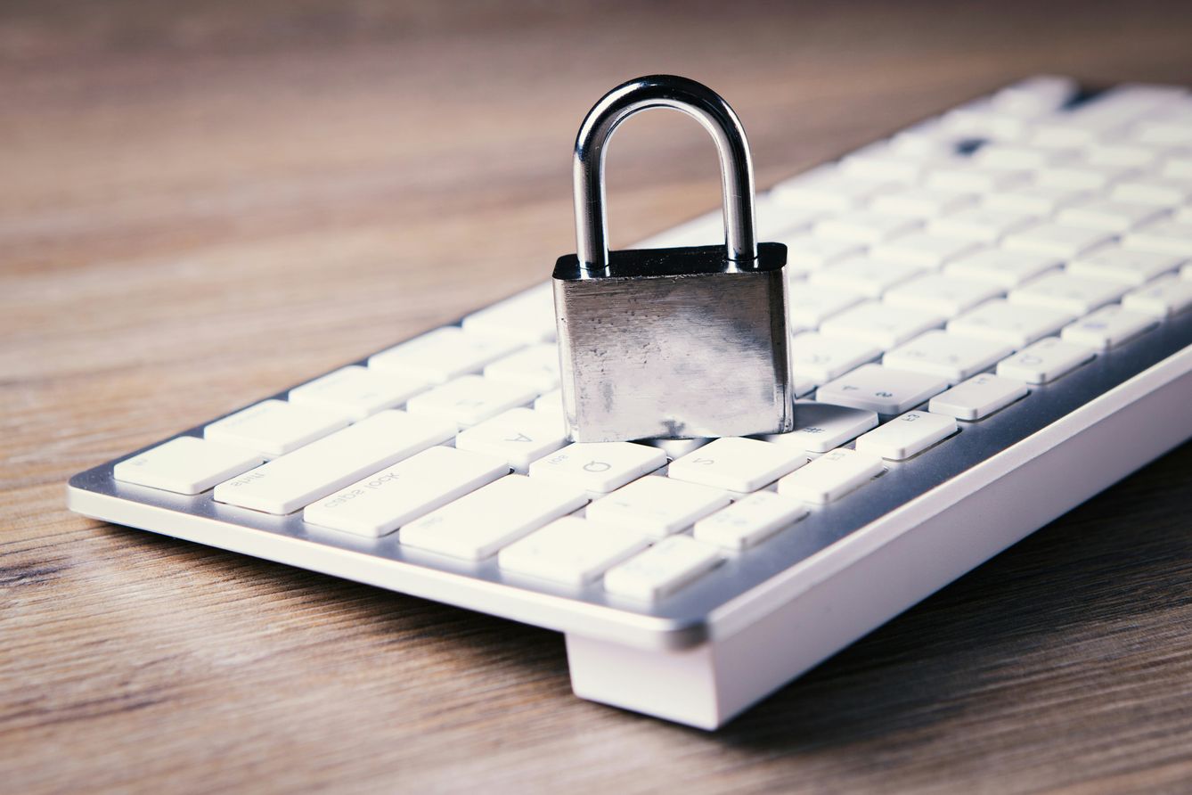 Padlock securing a computer keyboard for cybersecurity